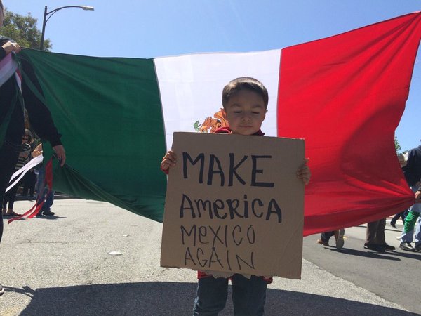 Kaos na granici SAD i Meksika: Migranti jurišaju na ogradu, situacija sve gora Make-america-mexico-again